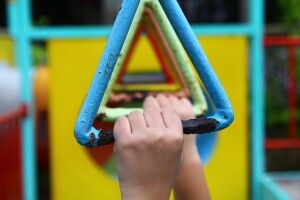 Хлопчик на дитячому майданчику напоровся на штир і опинився в реанімації (Відео)