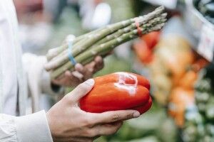 Не поспішайте на закупи: розповіли, які продукти незабаром здешевшають