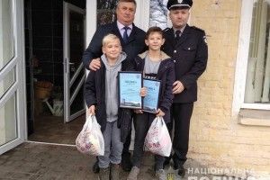 Двох п'ятикласників з Володимира, які допомогли злапати пройдисвіта, нагородили футбольними м'ячами
