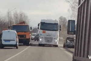 Поблизу Луцька зіткнулися вантажівка і БМВ: є постраждалий