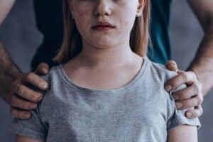 На Волині чоловік ґвалтував свою 10-річну доньку, його судили