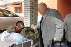 Путініст Петросян провідав окупантів у шпиталі з сумкою за майже $4 тисячі (Фото)