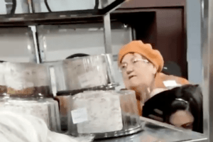 Росіяни ледь не почубились через паски у супермаркеті (Відео моменту)