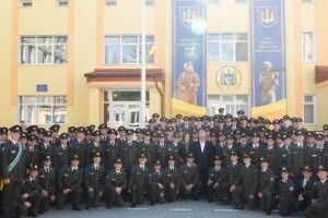 Порошенко зустрівся з випускниками Львівського ліцею імені Героїв Крут 