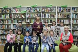 Луцькі школярі під час канікул майстрували в бібліотеці... домовиків (фото)