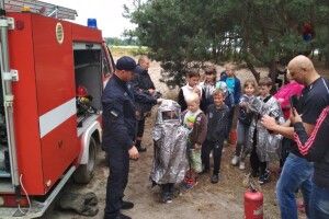 На березі озера Радожич ратнівські пожежники вчили дітей давати раду червоному півню
