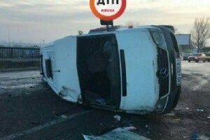 У Києві перекинулася маршрутка: постраждало 5 пасажирів