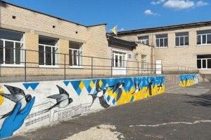 Стіни у малюнках: як волинська художниця перетворила школу на мистецький простір  (Відео)