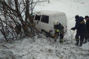 На Волині через негоду в кювет злетів «Фольксваген-транспортер» (Фото)