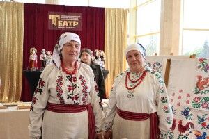 У центрі Луцька розгорнули масштабне свято для матусь (Фото)