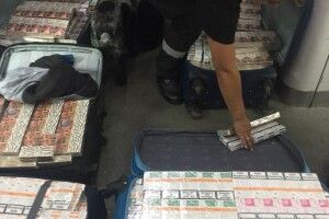 У стелі чотирьох вагонів поїзда, що прямував до Польщі, прикордонники виявили 8 валіз сигарет (Фото)