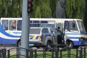 Чоловік однієї із заручниць «луцького терориста» намагався пробратись до захопленого автобуса