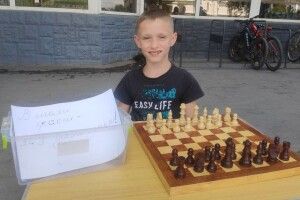 У Луцьку восьмирічний школяр грає з перехожими у шахи: гроші передає ЗСУ (Відео)