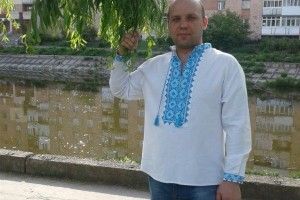 Інженер-технолог з деревообробки Павло Мельник пише вірші та вишиває