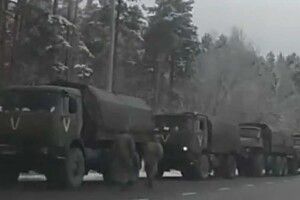 У Білорусі біля кордону з Україною помітили російські БТРи, «Точки-У» та «КамАзи» з літерою V