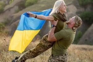 «Кохання – це… коли він  закриває її собою під час обстрілів, а вона подає йому набої»