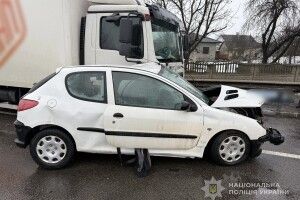 Смертельна ДТП на Волині: Peugeut влетів у вантажівку, є загиблий