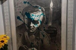 У Рівному зеленкою облили портрет Тараса Шевченка (Фото)