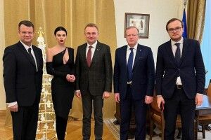 «Або хрестик зніміть, або труси одягніть»: помічниця чиновника оскандалилася зухвалим образом (Фото)