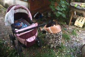 У Рівному патрульні забрали немовля в нетверезої матері