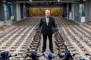 «Пегаси», «Мольфари» і «Мамонти»: Порошенко везе на фронт 2 тисячі FPV-дронів