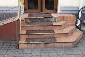 Муніципали звернули увагу на аварійні сходи в центрі Луцька