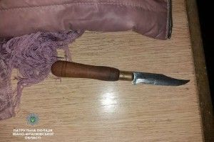 Декілька разів вдарила знайомого ножем і сказала, що він сам наштрикнувся