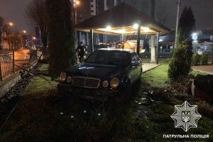 22-річний п’яний водій зніс паркан і влетів до рівненських рятувальників (Фото)