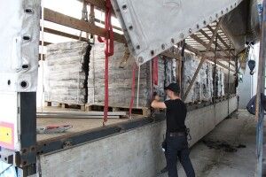 На кордоні з Польщею у вантажівці з брикетами виявили цигарки (Фото, відео)