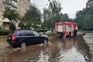 Рівне перетворилося на Венецію: бійці ДСНС рятують людей з водяного полону (фото)