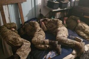 Показали, як відпочивають українські прикордонники під час короткої перерви між боями (Фото)