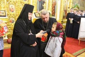 За знання колядок маленькі волиняни отримували подарунки від ігумені Стефани (Фото)