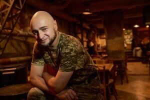 «Прилетіло в 50 см від голови». Поет Артем Полежака потрапив під обстріл на фронті і отримав контузію