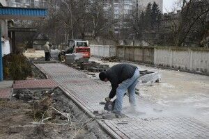 У Луцьку завершують ремонтні роботи у дворах та на тротуарах міста (Фото)