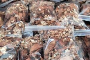 Поживні сухпайки: Лучани складають поживні набори для українських військових (Відео, фото)