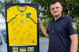 Рятувальник з Волині отримав подарунок від Михайла Мудрика