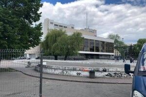 У Луцьку почали демонтували ємкість під фонтаном на Театральній площі