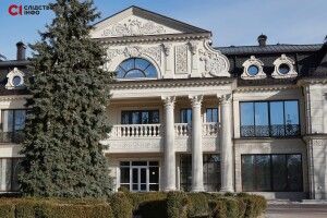 Палац одіозного Медведчука зсередини: шубосховище Оксани Марченко, тарілки по 11 тисяч, склад картин і ... кулемет (Фоторепортаж)