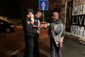 Кличко впіймав двох молодиків, які розмальовували стіни будинку (Відео)