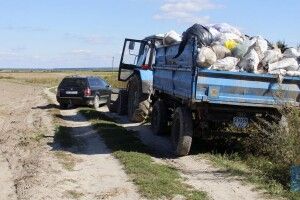 У Зимнівській ОТГ затримали трактор, який віз сміття на стихійне сміттєзвалище (Відео)