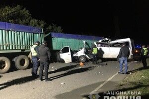 Зіткнулися автобус і дві вантажівки: у страшній автотрощі загинуло чотири людини, семеро - у лікарні (Фото)