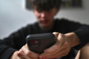 Франція збирається рятувати підлітків від цифрової залежності