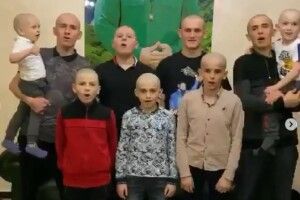 У Чечні чиновництво наввипередки стає голомозим, аби бути схожим на Кадирова... (Фото)