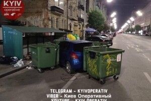 «Герой паркування» поставив машину біля баків. Водій сміттєвоза не стримався