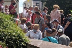 Активісти, що пікетують Луцьку міську раду, вимагають розпустити муніципальну варту (Фото)