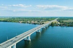 Окупанти «залатали» Антонівський міст дорожніми плитами 