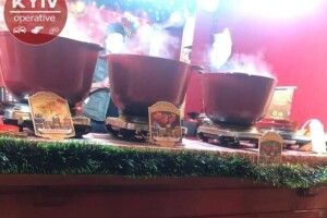 П'яний чоловік перевернув на перехожих чани з гарячим глінтвейном, постраждала дитина (Фото)