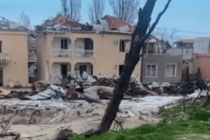 Суцільні руїни: показали, на що окупанти перетворили популярний курорт Затоку (Відео)