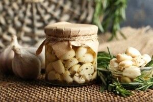 Лісівники Маневиччини маринують часник