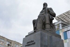 У Луцьку до пам’ятника Першого Президента України принесли квіти